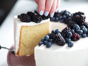 端上一片雪纺蛋糕，配上奶油和浆果