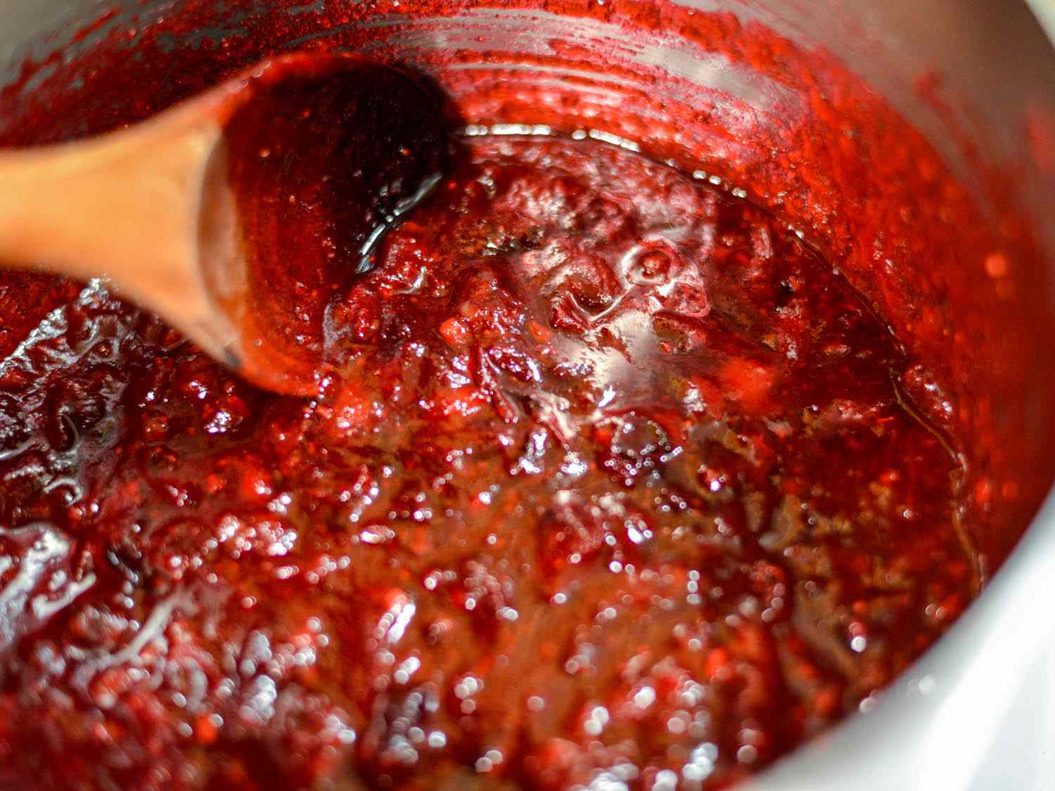 小红莓酱在平底锅里冒泡。