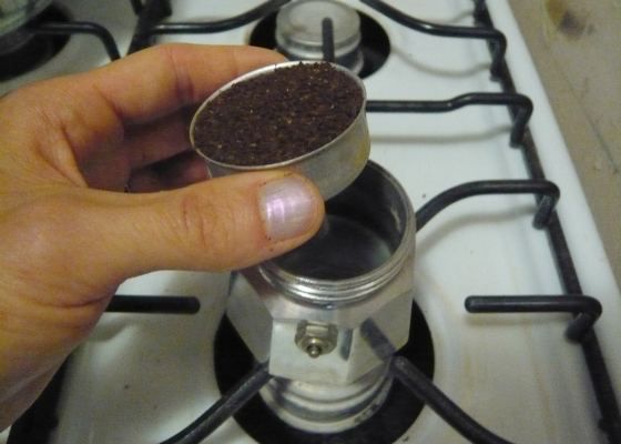 向摩卡壶中加入咖啡粉