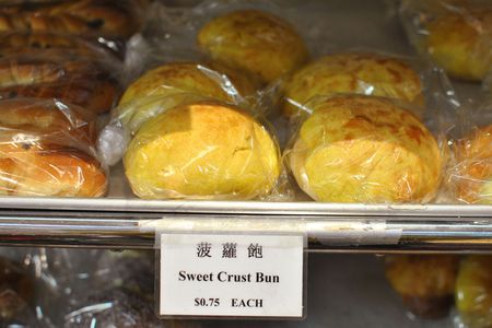 20141001-chinese-bakery-sweets-pineapple-bun-baked.jpg