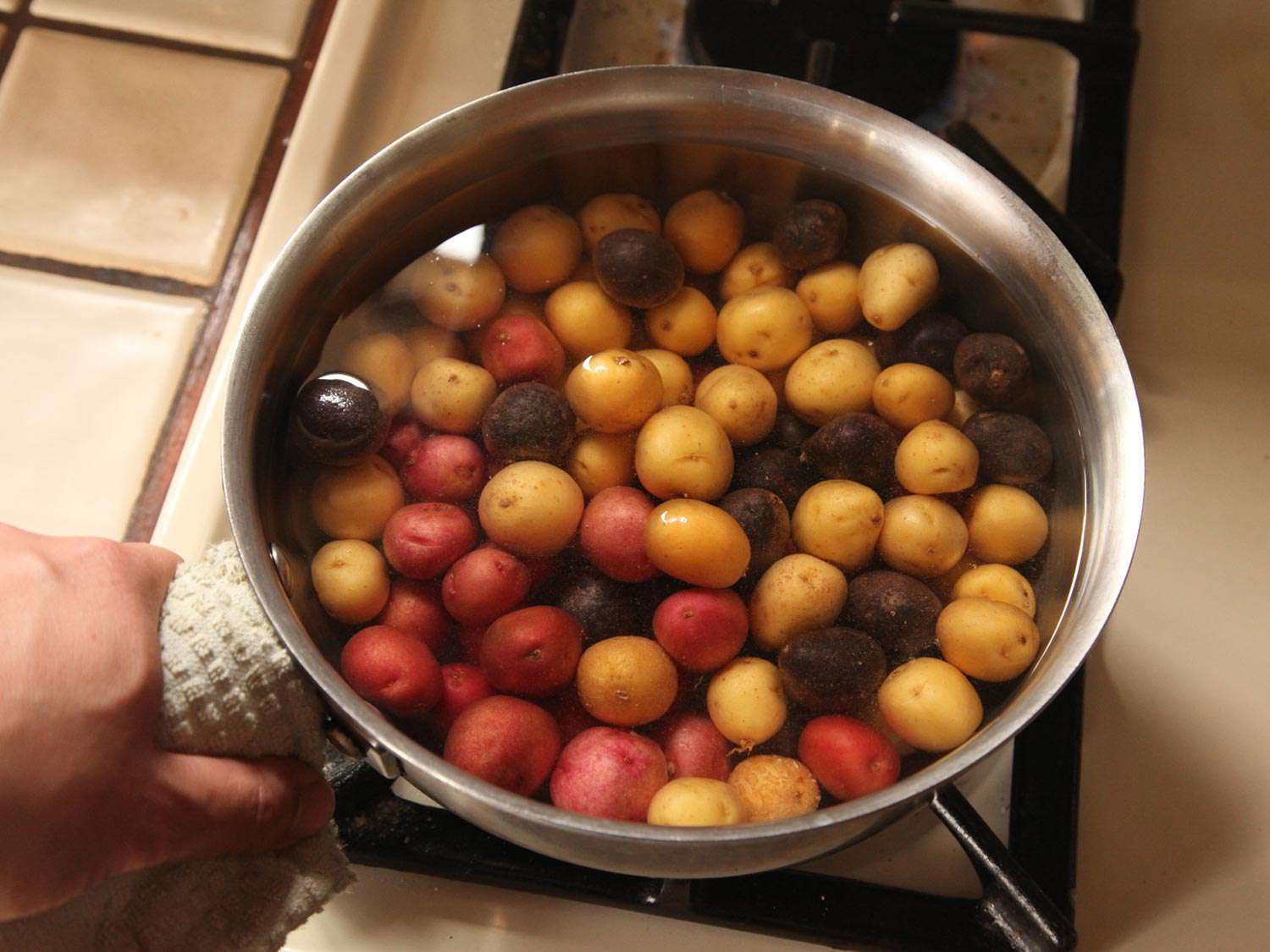 把五颜六色的小土豆浸在一盆水中