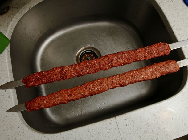 作者厨房水槽的俯拍镜头。水槽上放着两串阿达纳烤肉串。
