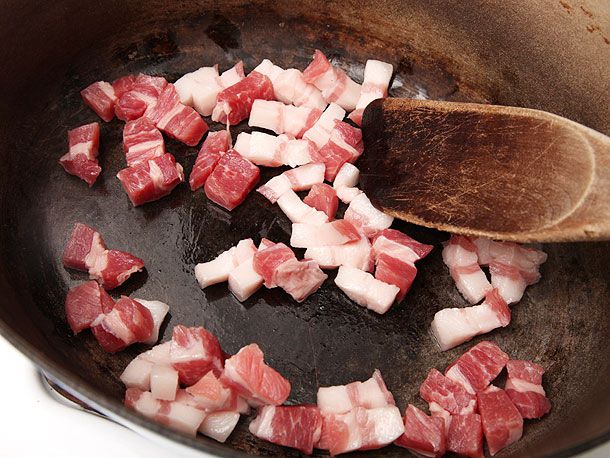 慢慢从切好的咸猪肉中提炼出脂肪。