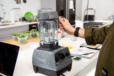 台面上的Vitamix Explorian E310搅拌机