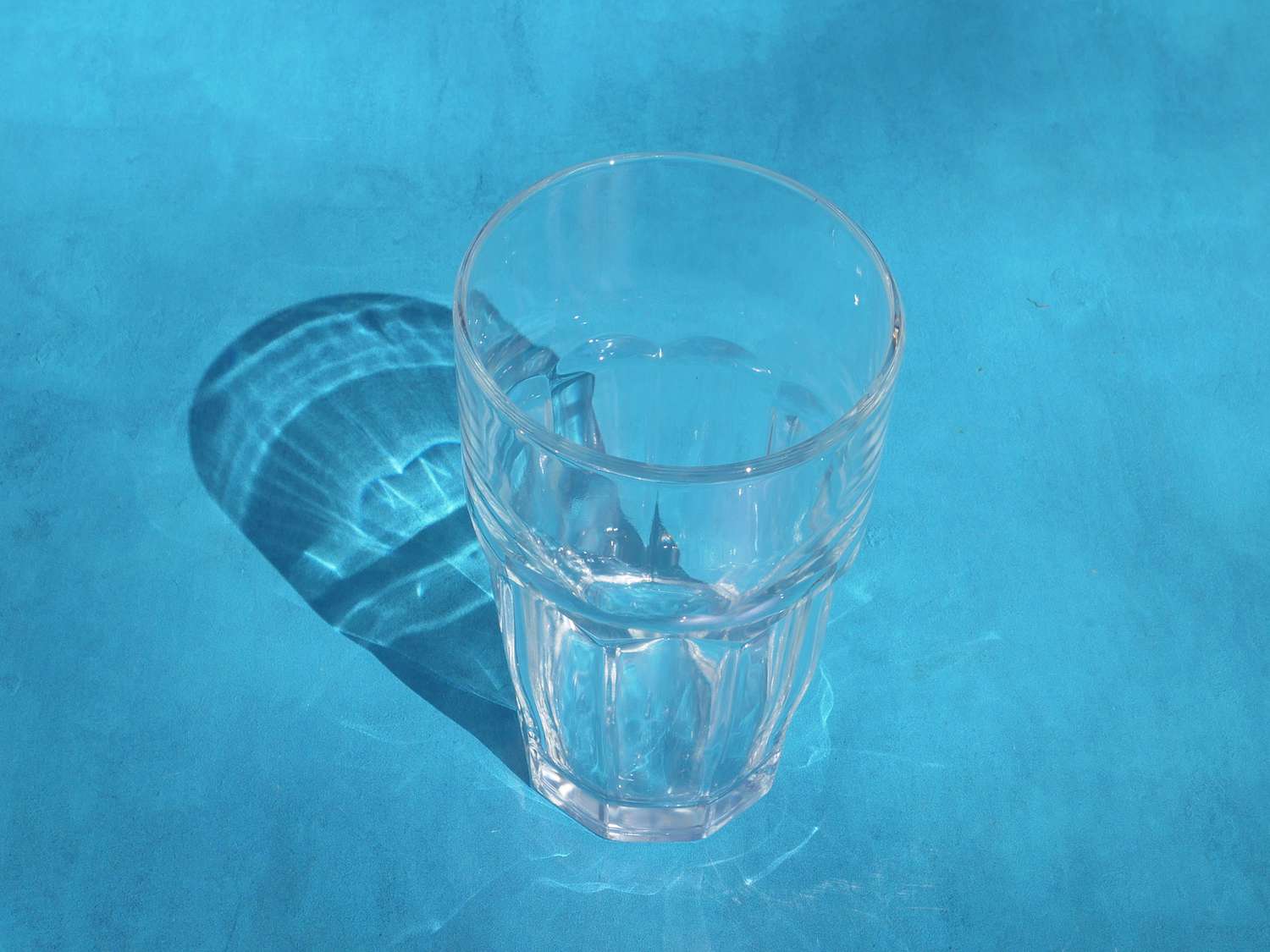 蓝色背景上的Bormioli岩石酒吧玻璃