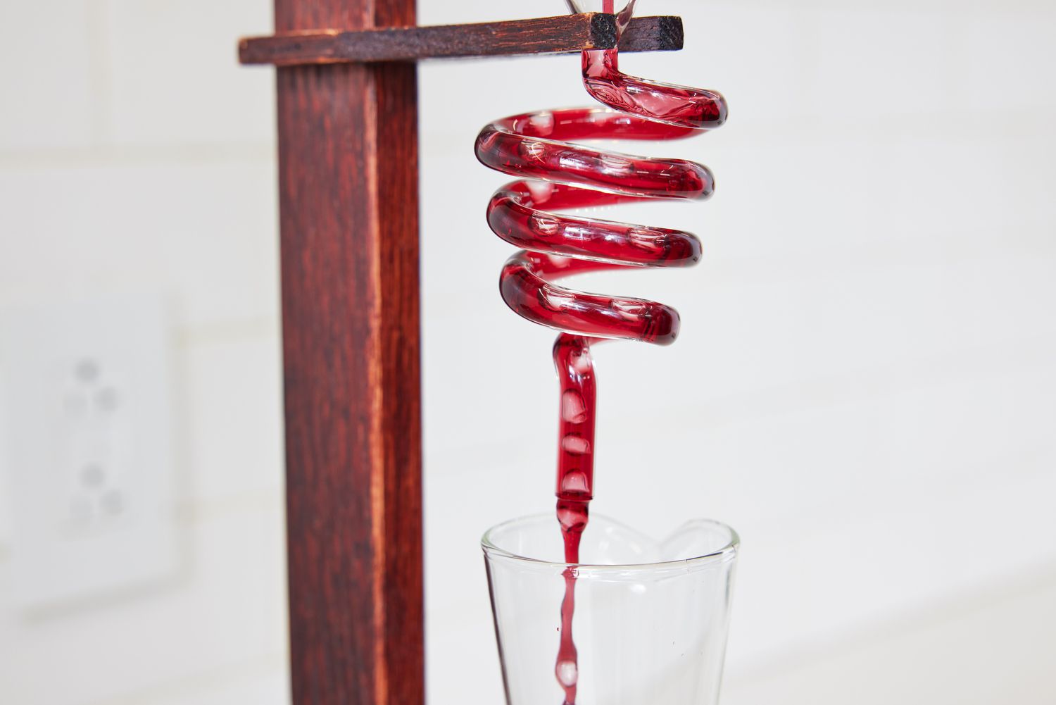 一个特写的葡萄酒从葡萄酒蒸馏塔进入下面的玻璃瓶