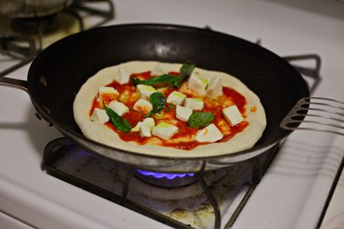 在炉子上用煎锅做新波利斯风格的披萨。