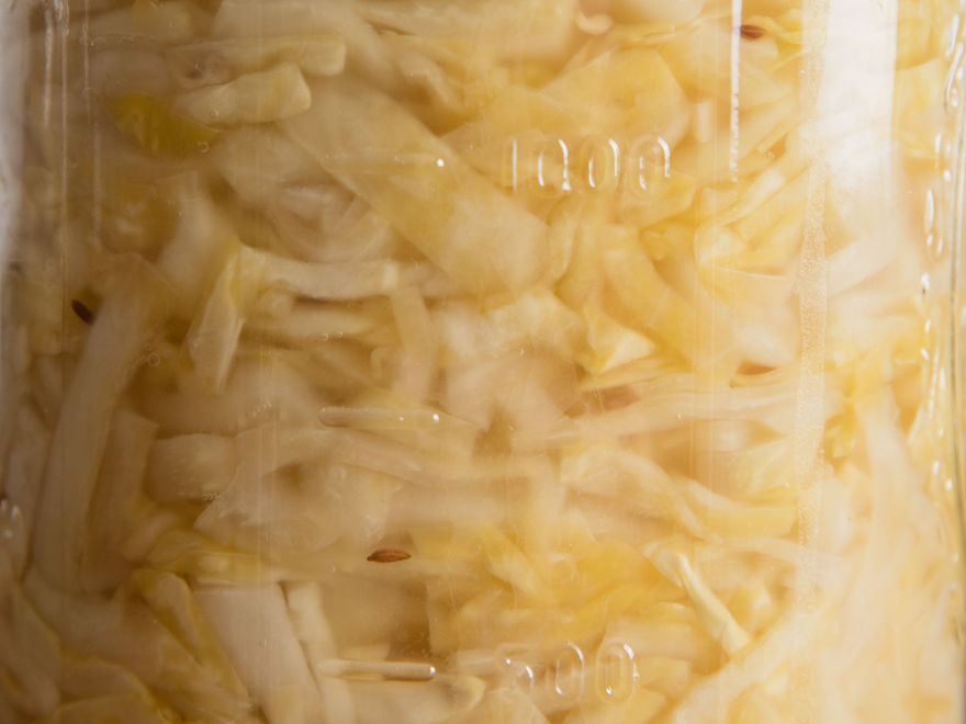 一罐自制的酸菜。