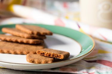 何memade Biscoff, or speculoos cookies, on a small plate.