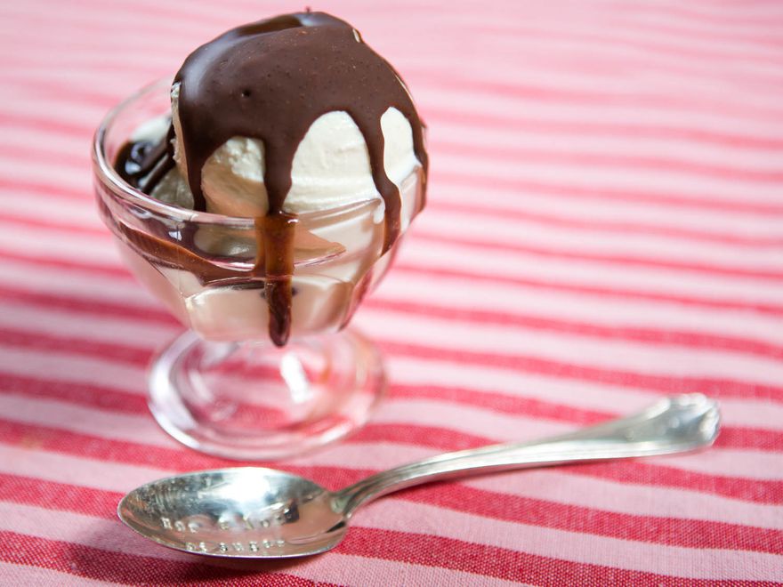 一勺或两勺香草冰淇淋在一个小玻璃碗，覆盖在巧克力蘸酱。gydF4y2Ba
