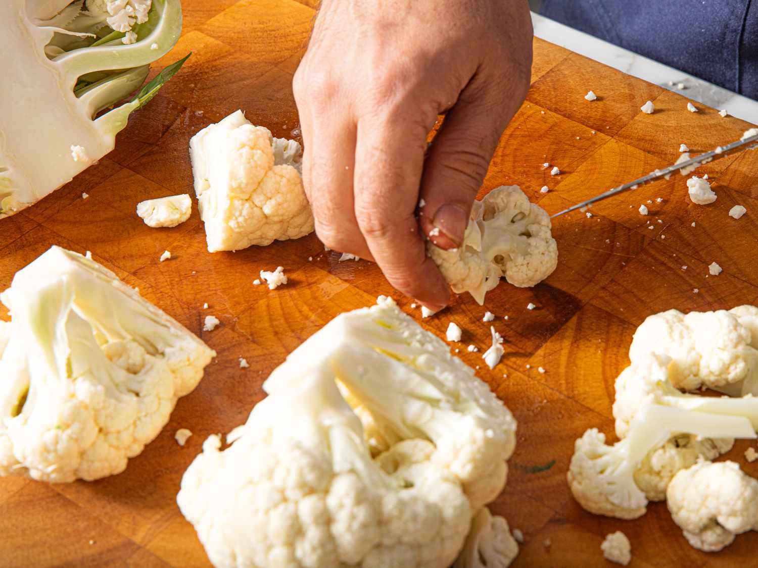 开销竞争w of breaking cauliflower into florets