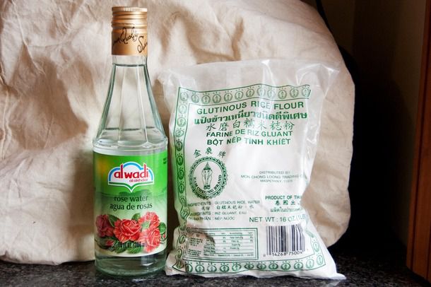 一瓶玫瑰水和一袋糯米，是做salep的原料。华体会应用下载