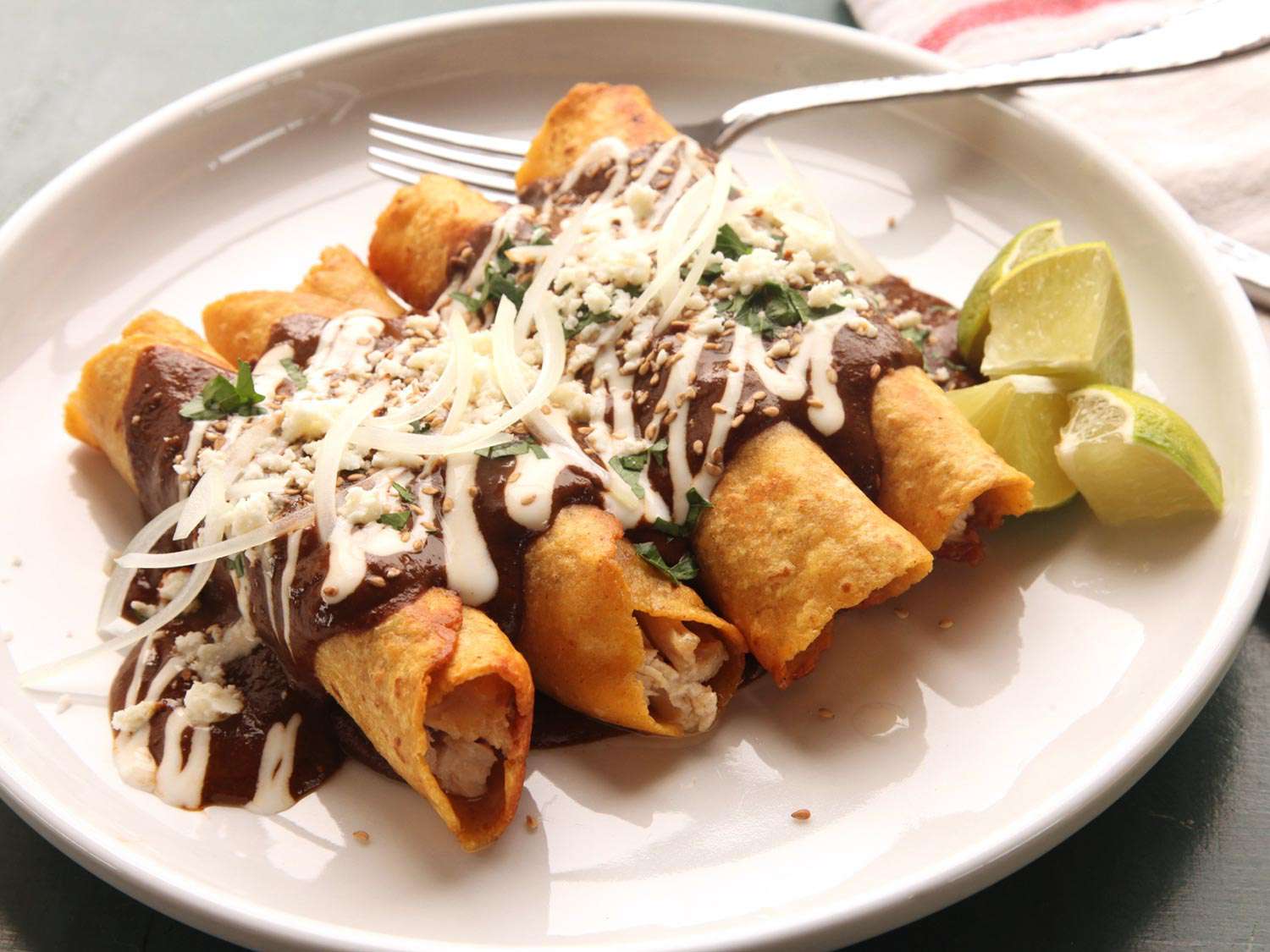 火鸡卷饼装在盘子里，配上墨西哥干酪，cotija奶酪和青柠角。