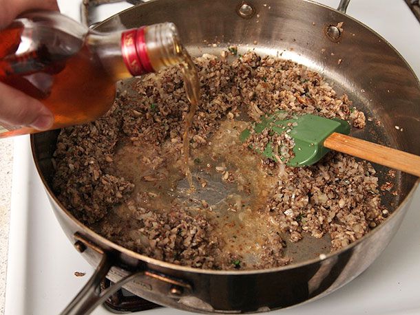 用蘑菇汤来加大蒜，用烤椒酱来烤牛肉。