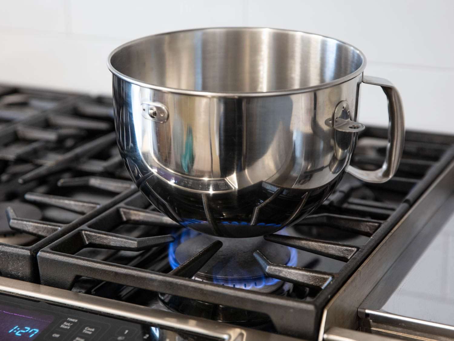 一碗厨具支架搅拌机在炉子上加热