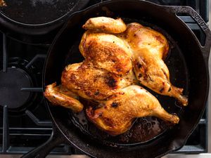 全鸡放在炉子上的铸铁煎锅里