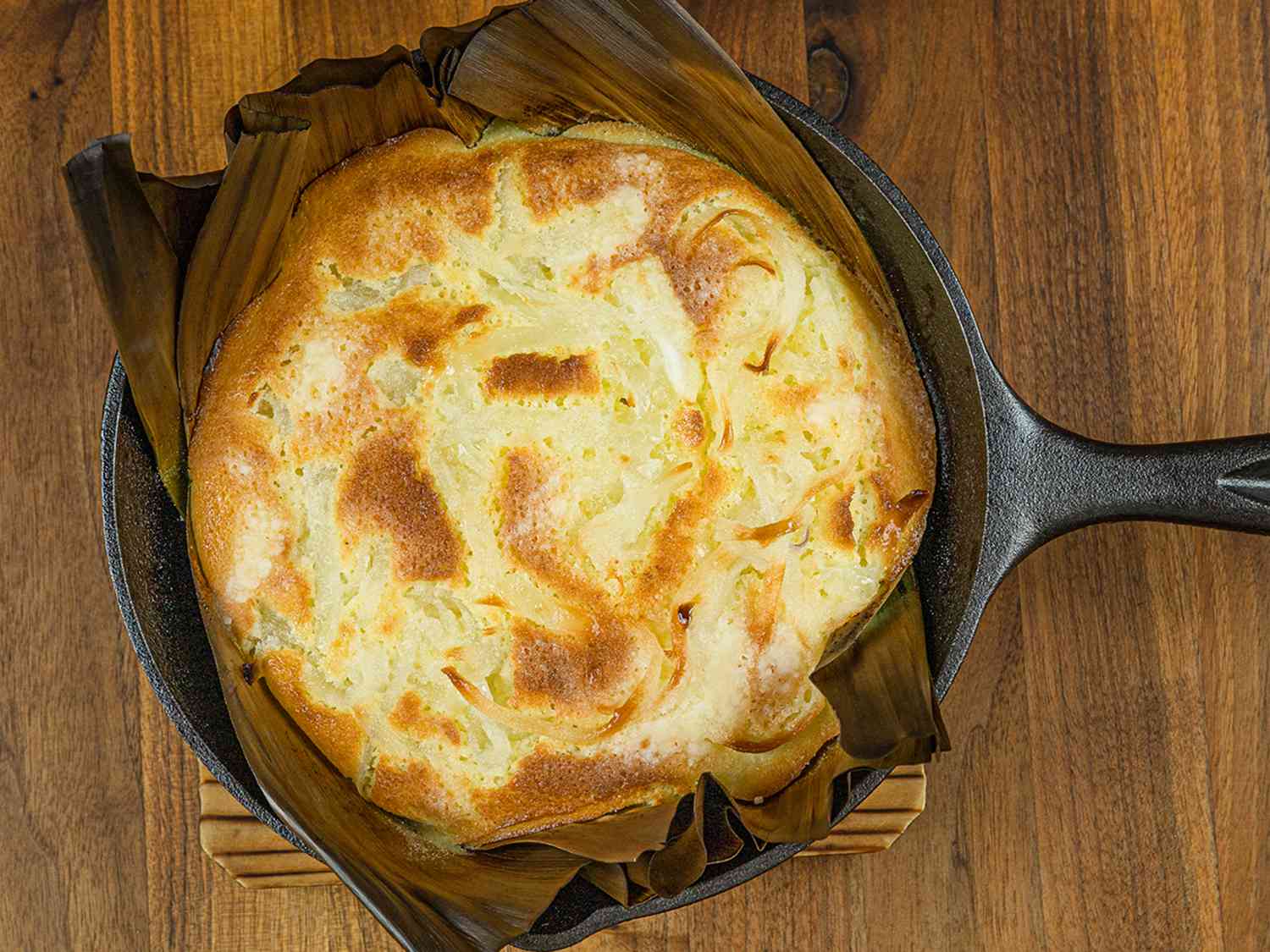 烤制后的Bibingka，顶部呈焦糖色