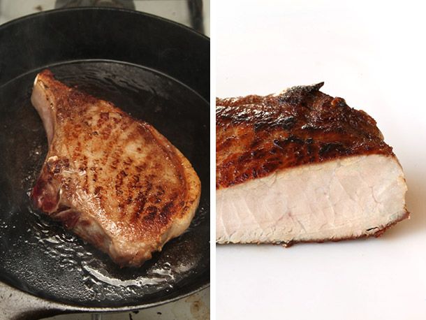 拼贴式的低温烹调猪排在铸铁锅中变褐，旁边是熟猪排的横截面。