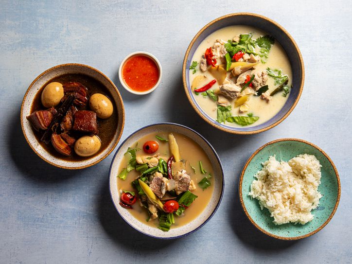 三道泰式汤，米饭和蘸酱的俯视图