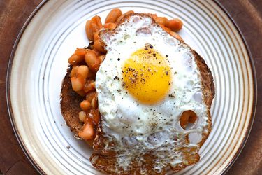 早餐速食豆和煎蛋