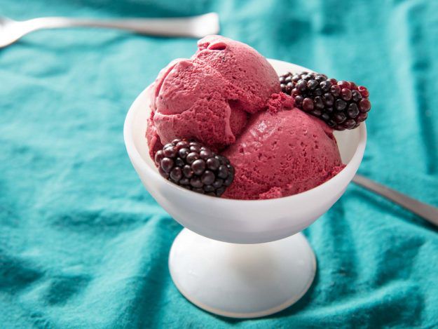黑莓冰淇淋特写