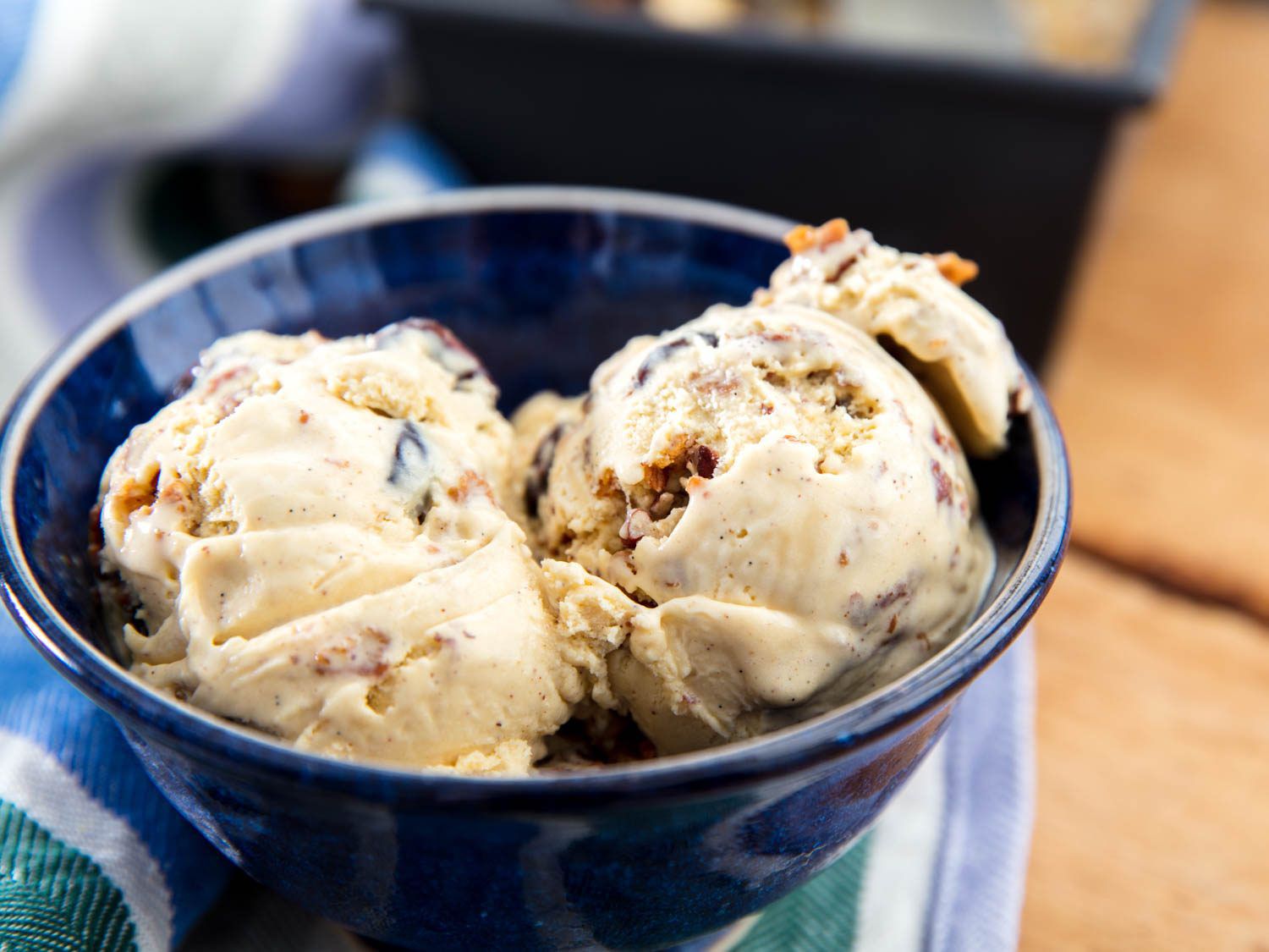 两勺燕麦饼干冰淇淋放在蓝碗里