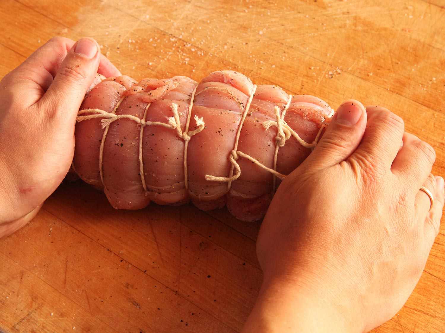 双手握着两个手，用肉和肉刺的肉。