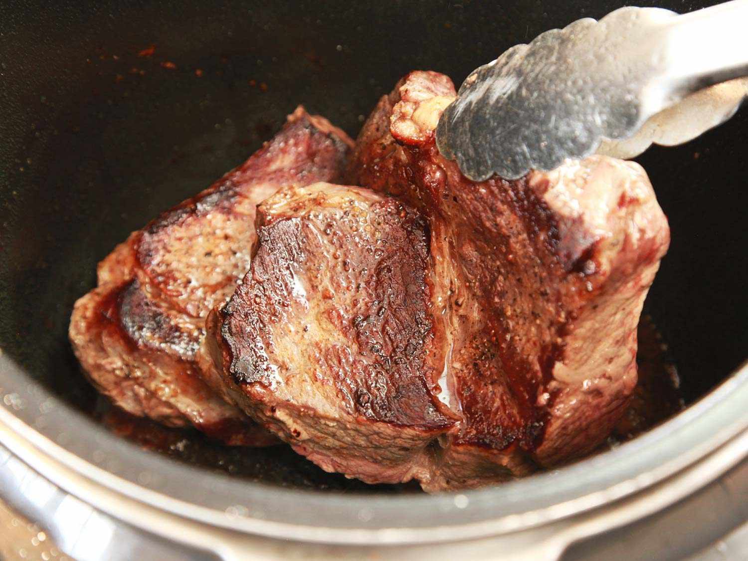 将烤好的牛肉放入高压锅中