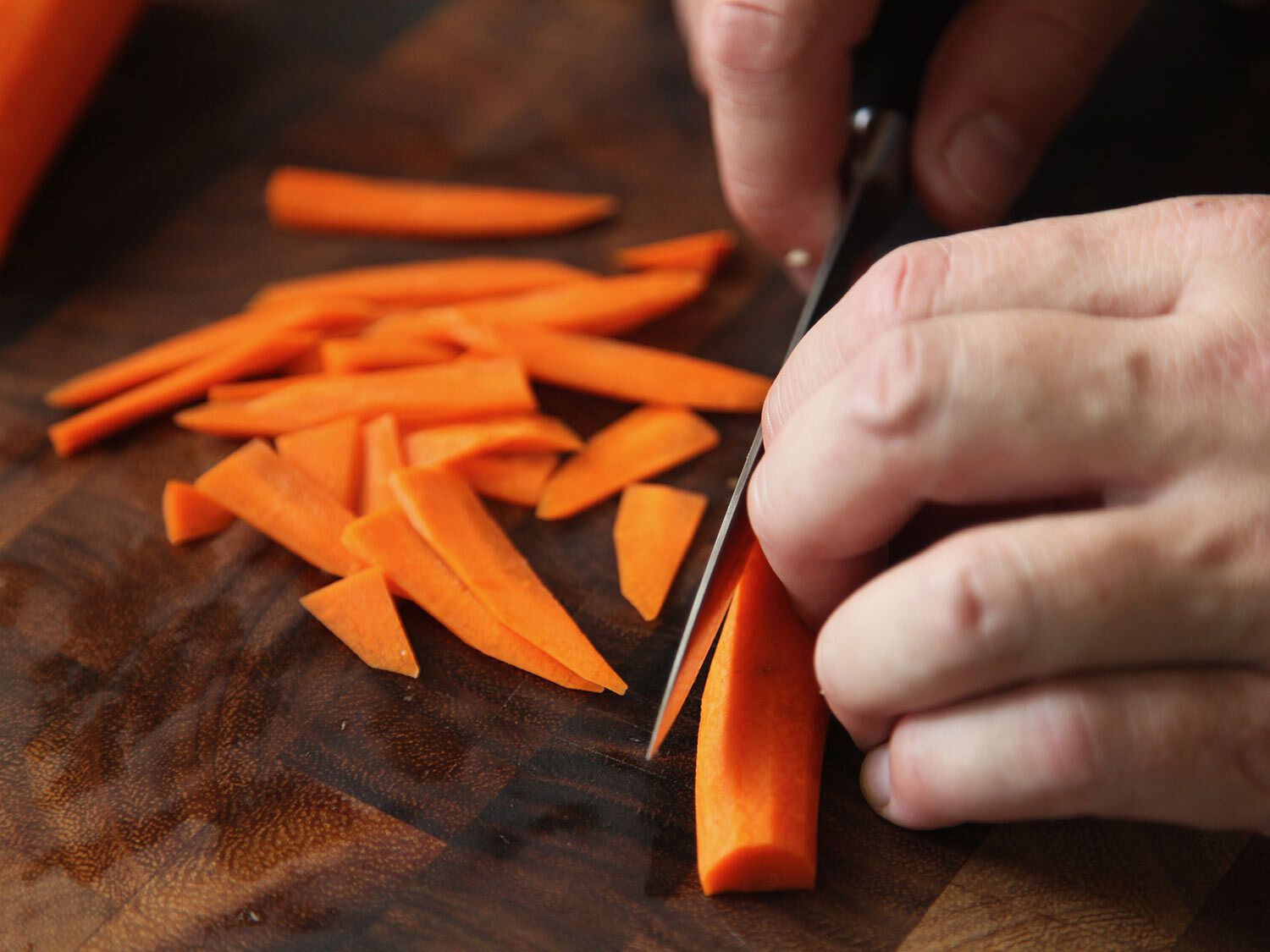 把胡萝卜切成薄片，放在菜板上做拌饭