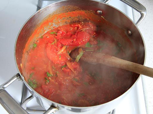 一锅马萨拉酱，加入香菜，用木勺搅拌。