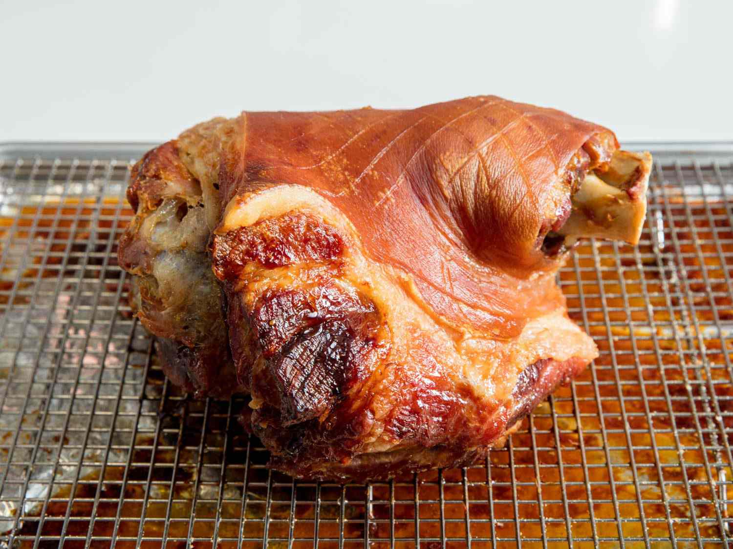 慢烤猪肩肉，待高温下完成。