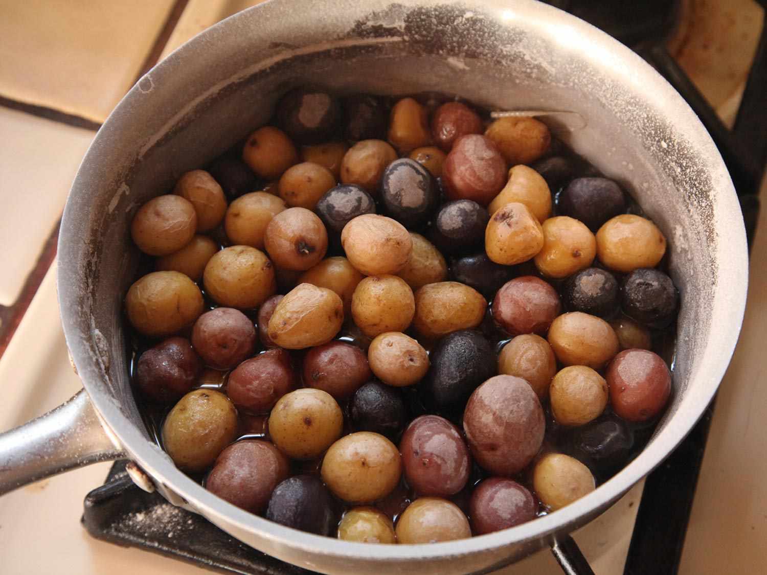 一锅各色小土豆，煮至几乎干透