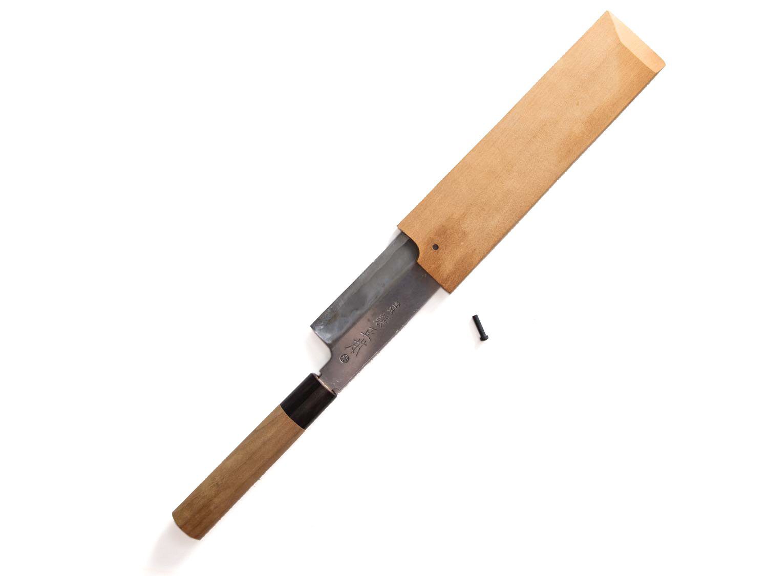 一种带有saya(一种特殊的木制鞘)的日本刀。
