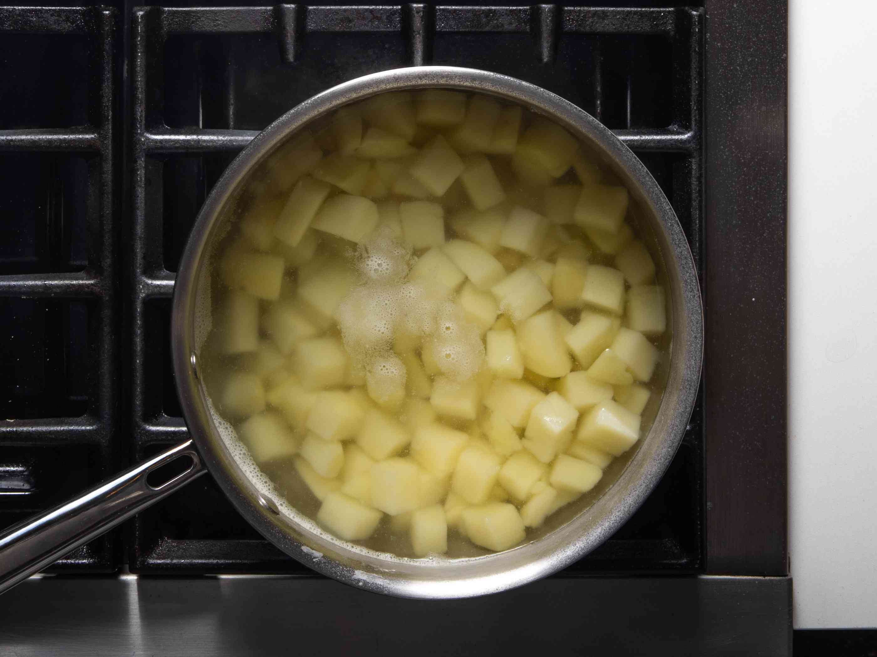 在炉子上的土豆土豆。