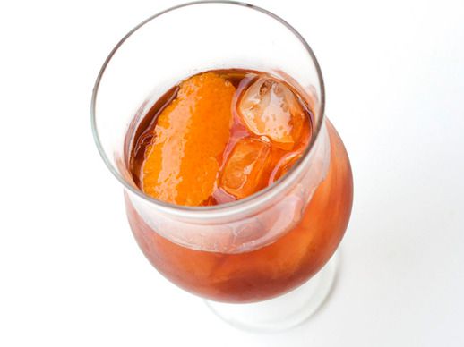 低胸装，用费内特·布兰卡调制的鸡尾酒。杯子里有冰块和柑橘皮。