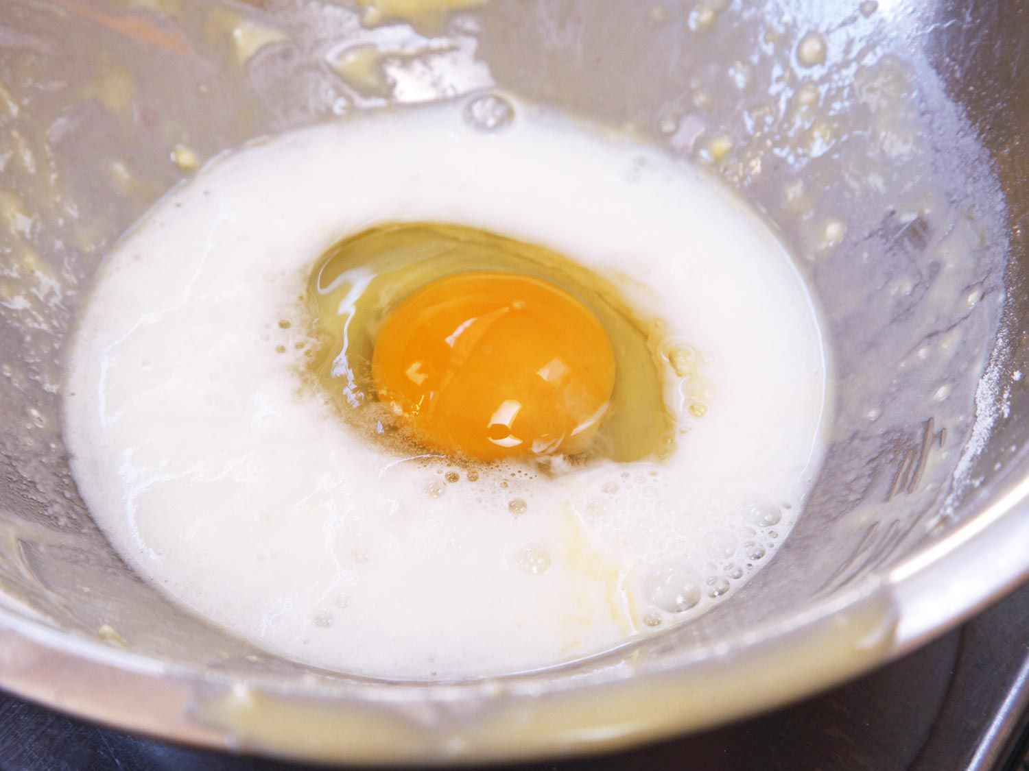 鸡蛋和牛奶放在搅拌碗里gydF4y2Ba