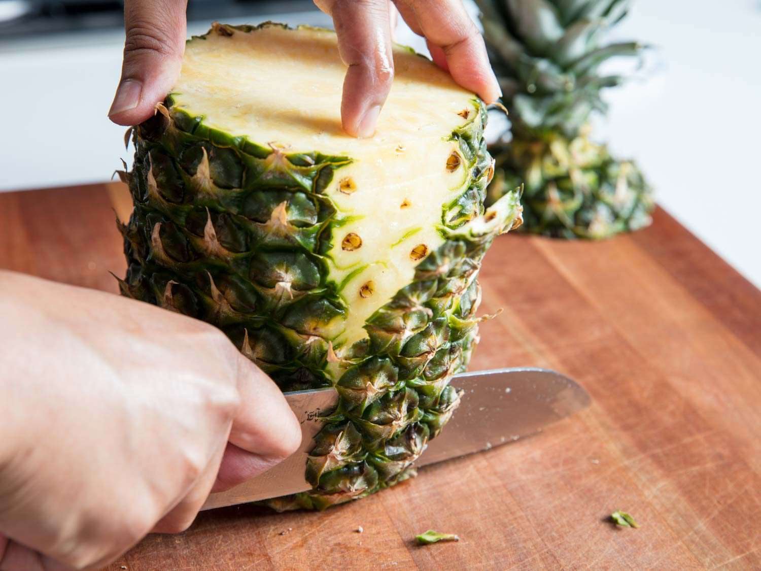 切菠萝边的刀。