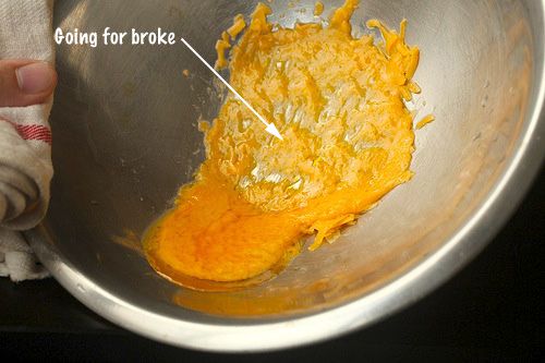 融化的碎奶酪放在金属碗里。