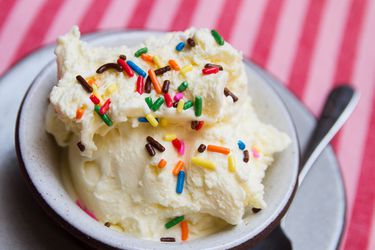 一小碗自制的软冻奶油冻，上面撒着五颜六色的糖果。
