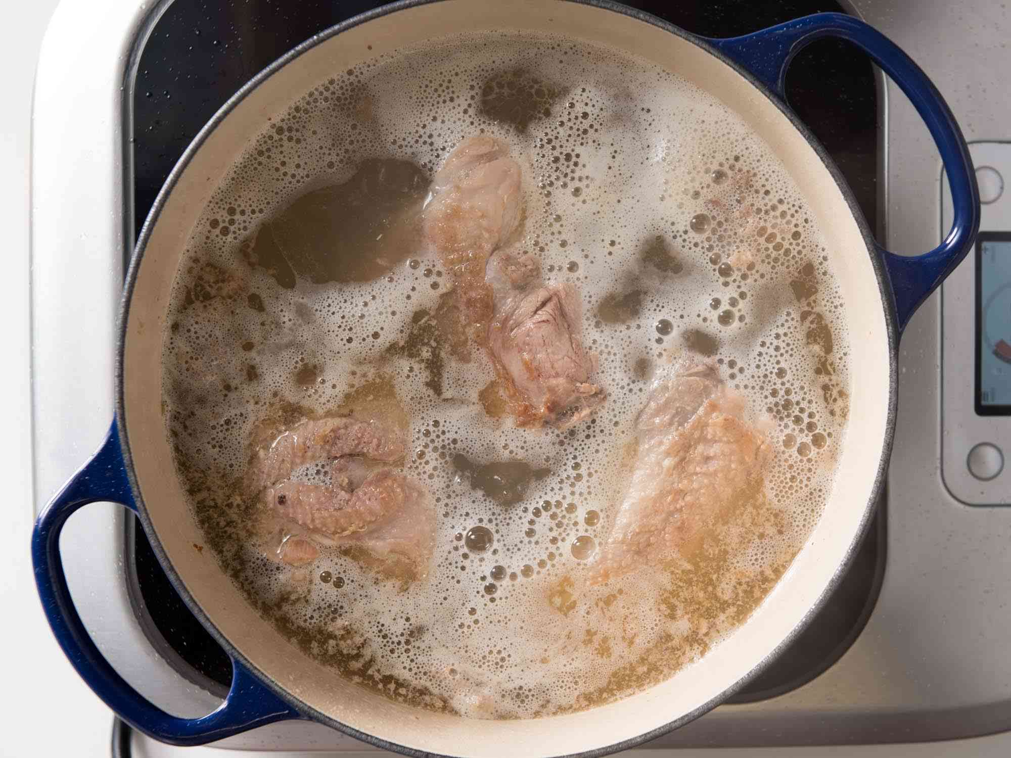 烤火鸡的部分，在荷兰式烤箱的高汤中，用感应炉煨，制成火鸡肉肉汁。gydF4y2Ba
