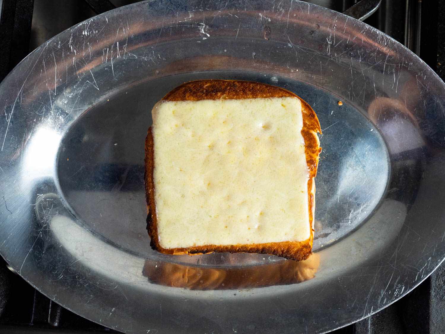 一种奶酪在烤一片烤面包。
