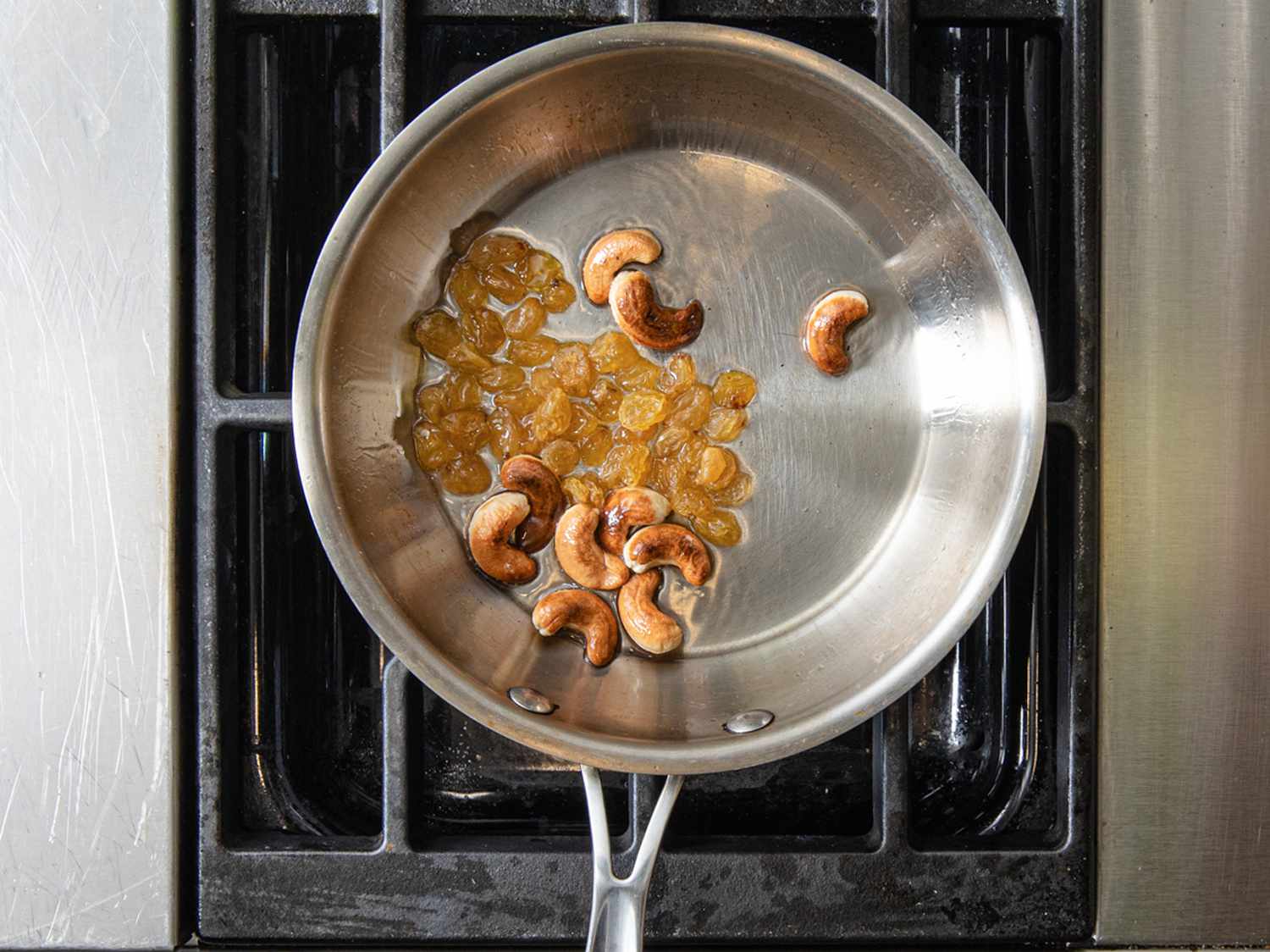 腰果和金葡萄干在锅里煎