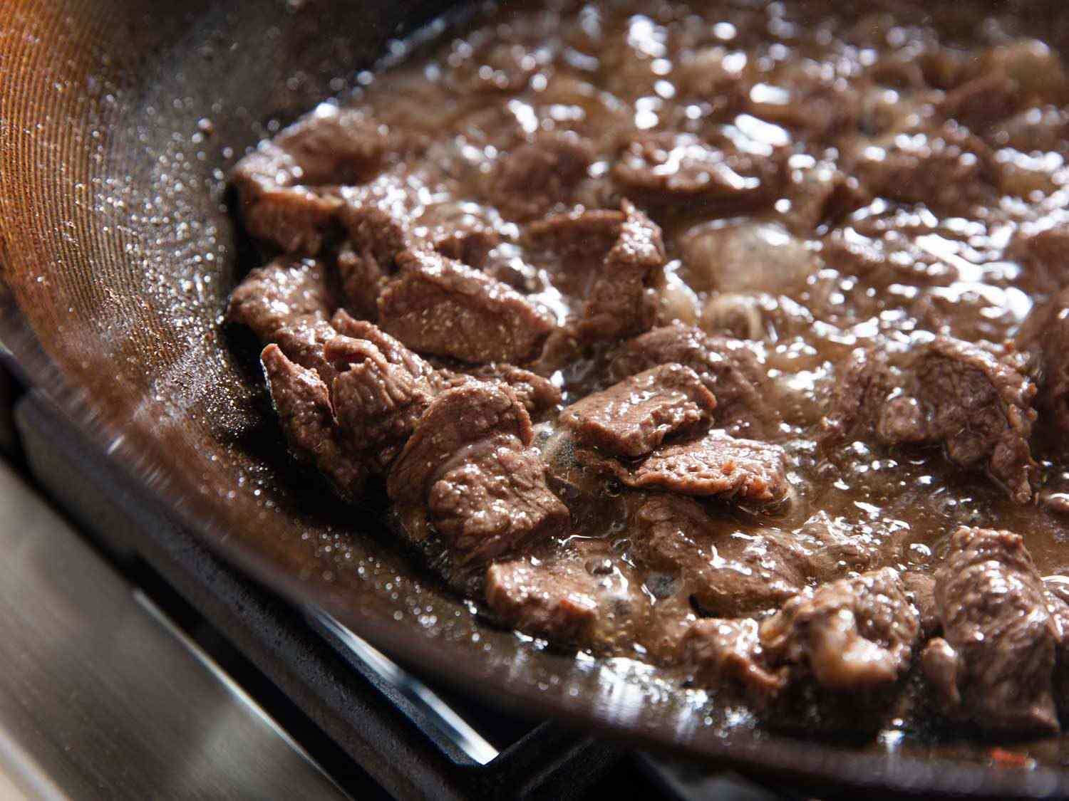 在热锅里，用牛排为烤锅烤牛肉，准备好烤牛肉