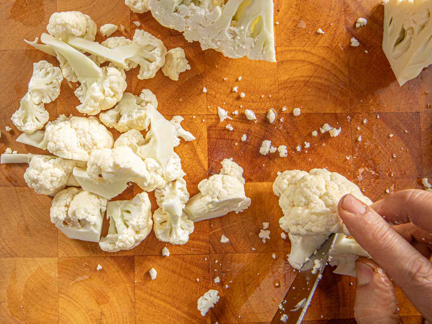 开销竞争w of cutting cauliflower florets into smaller pieces