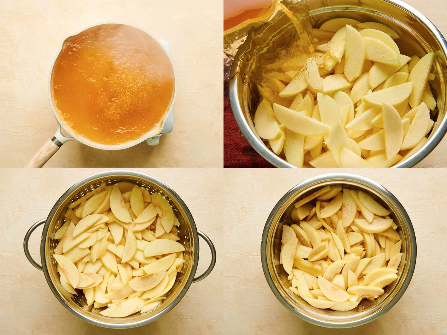 四幅图片的拼贴画。左上角的图片显示了苹果在平底锅里沸腾的一面。右上方的图片显示苹果面被倒在一个金属碗里的切片苹果上。左下角的图片显示了苹果在滤器中沥干。右下角的图片显示，苹果均匀地裹上糖、肉桂、盐和玉米淀粉，放在一个大碗里。