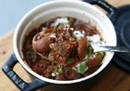 用勺子把咬过的牛肉辣椒从小碗里拉出来，露出细嫩的豆子和短肋肉。