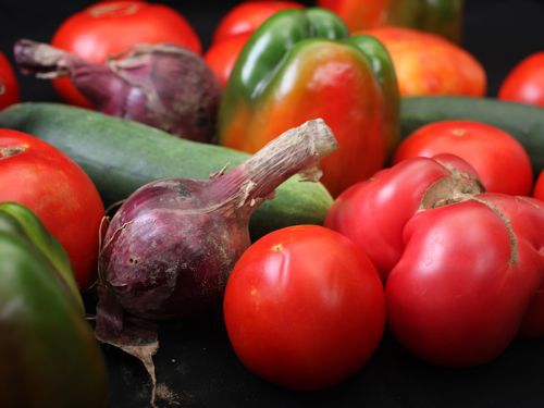 农贸市场上的各种传家宝番茄、黄瓜、小红洋葱和甜椒。