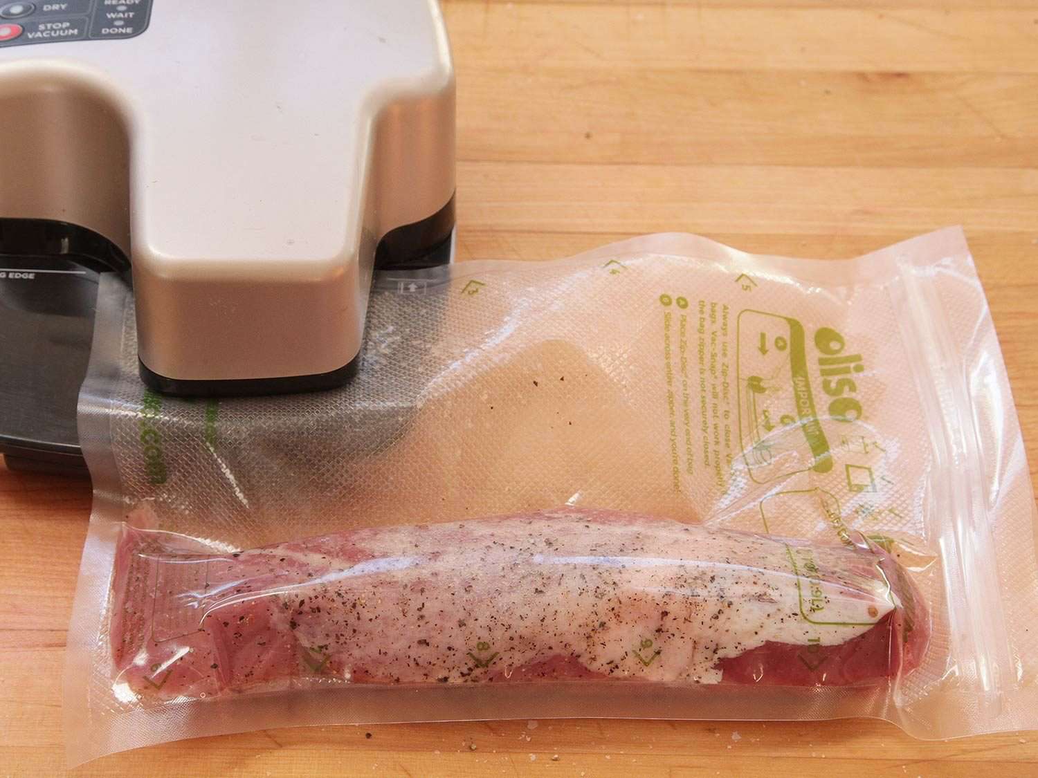 在真空烹饪之前，密封真空袋中有调味的猪里脊肉。
