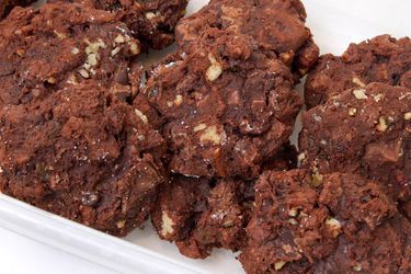 A plate of chocolate chunkers cookies.