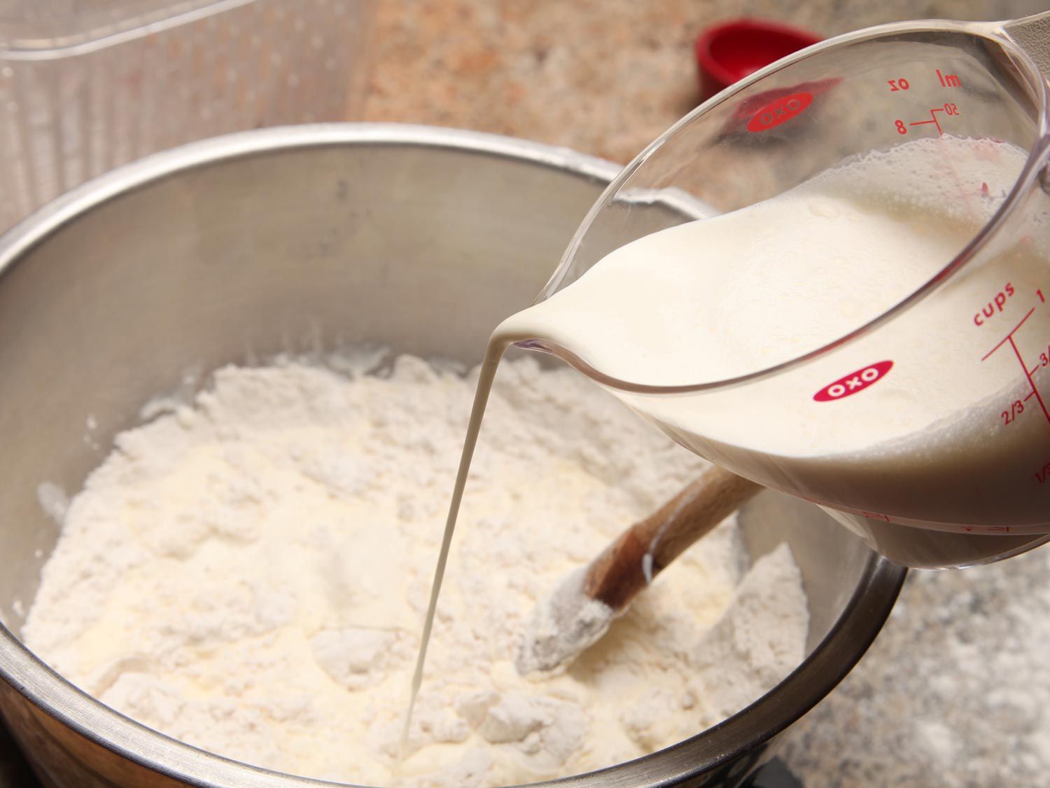 把奶油倒进一碗面粉里做两种配料的饼干